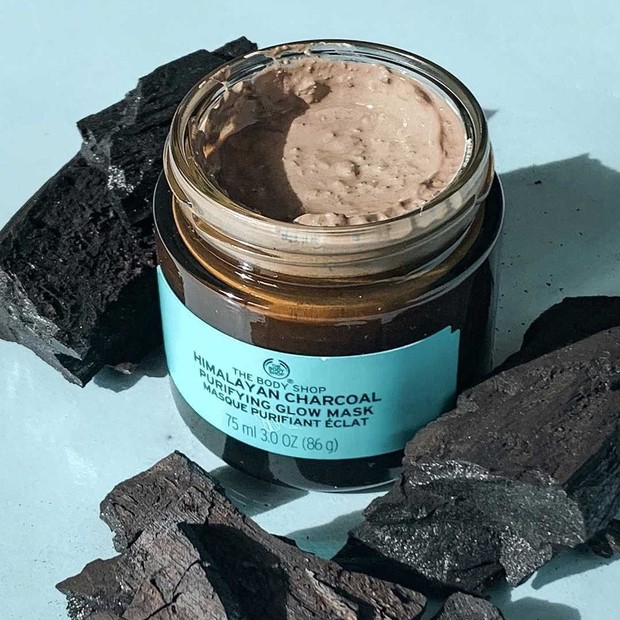 Mudmask charcoal yang mengandung green tea dan tea tree untuk membersihkan pori dari kotoran dan minyak.