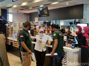 Kala Petugas Gabungan di Surabaya Halau Kerumunan Pengantre BTS Meal