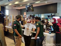 Kala Petugas Gabungan di Surabaya Halau Kerumunan Pengantre BTS Meal