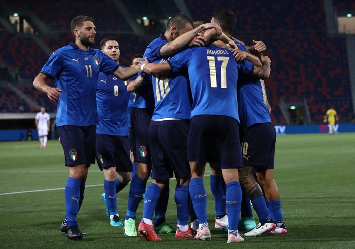 BOLOGNA, ITALY - JUNE 04: Ciro Immobile #17 of Italy celebrates with his team-mates after scoring the opening goal during the international friendly match between Italy and Czech Republic at  on June 04, 2021 in Bologna, Italy. (Photo by Marco Luzzani/Getty Images)