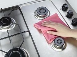 Cara Mudah Membersihkan Kompor, Sampai ke Bagian Dalamnya!