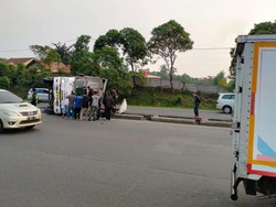 Kecelakaan Tronton di Tol Cikarang Barat Arah Cikampek, Lalin Macet 5 Km