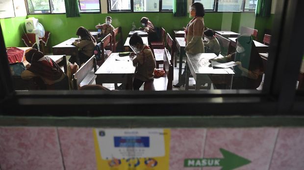 Sejumlah murid mengerjakan soal Penilaian Akhir Tahun (PAT) saat menjalani uji coba pembelajaran tatap muka (PTM) tahap 2 di SDN Kebayoran Lama Selatan 17 Pagi, Jakarta, Rabu (9/6/2021). Dinas Pendidikan DKI Jakarta menggelar uji coba pembelajaran tatap muka tahap 2 yang diikuti 226 sekolah. ANTARA FOTO/Hafidz Mubarak A/foc.