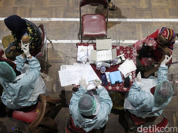 Ratusan Pedagang Pasar Sleman Yogyakarta Divaksin Massal