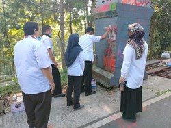 Pelajar SMK yang Coret-coret Gapura Wisata Bromo Akan Disanksi Minta Maaf