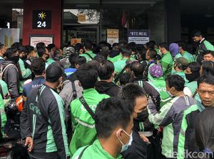 Kerumunan Order BTS Meal McD di Mana-mana, Satgas COVID-19 Angkat Bicara Kerumunan Order BTS Meal McD di Mana-mana, Satgas COVID-19 Angkat Bicara