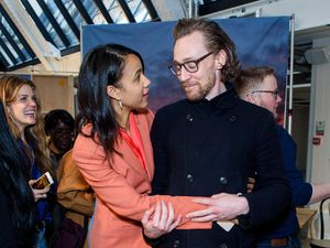 Zawe Ashton Tunangan Tom Hiddleston Hamil Anak Pertama