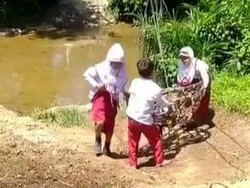 Kisah Miris 3 Siswa SD Bergelantungan Seberangi Sungai demi ke Sekolah