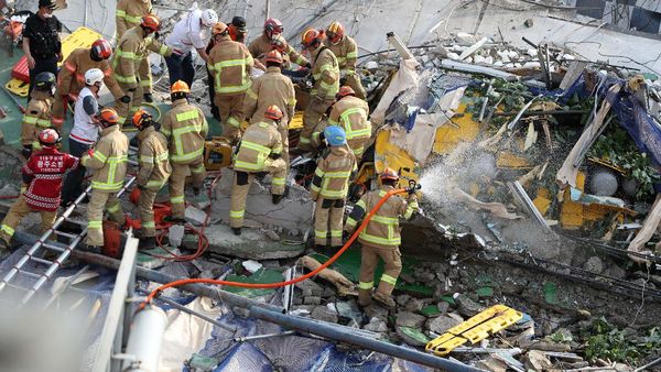 9 Penumpang Bus Tewas Tertimpa Gedung Ambruk