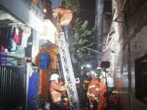 Api Ludeskan Rumah di Surabaya, 4 Orang Sekeluarga Terbakar Hingga 70 Persen Api Ludeskan Rumah di Surabaya, 4 Orang Sekeluarga Terbakar Hingga 70 Persen