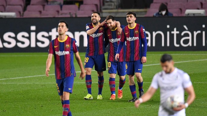 BARCELONA, SPAIN - MARCH 15: Lionel Messi of FC Barcelona celebrates with team mates (L - R) Jordi Alba (L) and Pedri after scoring their sides first goal during the La Liga Santander match between FC Barcelona and SD Huesca at Camp Nou on March 15, 2021 in Barcelona, Spain. Sporting stadiums around Spain remain under strict restrictions due to the Coronavirus Pandemic as Government social distancing laws prohibit fans inside venues resulting in games being played behind closed doors. (Photo by David Ramos/Getty Images)