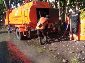 BPBD Banyuwangi Bantu Air Bersih-Makanan Ratusan Korban Terdampak Banjir BPBD Banyuwangi Bantu Air Bersih-Makanan Ratusan Korban Terdampak Banjir