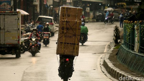 Bukan Penumpang, Motor di Ciputat Ini Malah Angkut Kulkas