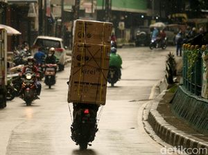 Bukan Penumpang, Motor di Ciputat Ini Malah Angkut Kulkas