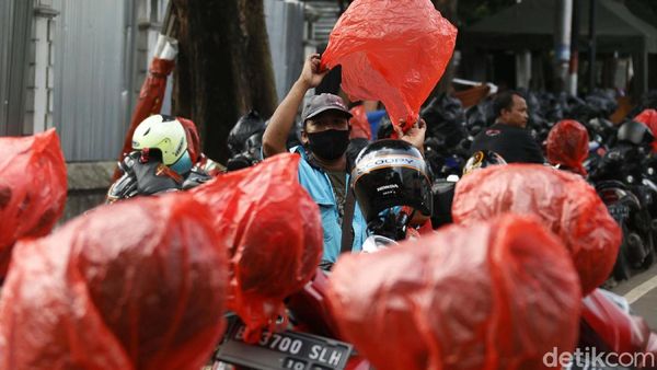 Cegah Virus, Helm-helm Ini Dibungkus Plastik