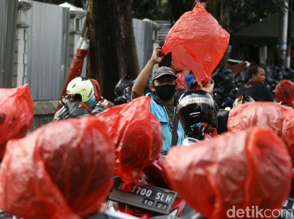 Cegah Virus, Helm-helm Ini Dibungkus Plastik Cegah Virus, Helm-helm Ini Dibungkus Plastik