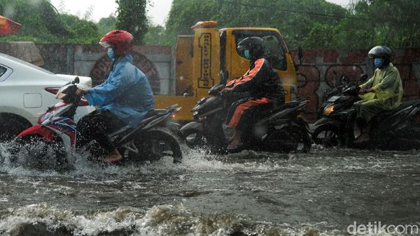 Diguyur Hujan Deras, Jalanan di Ciputat Tergenang