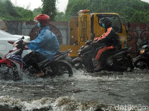 Diguyur Hujan Deras, Jalanan di Ciputat Tergenang