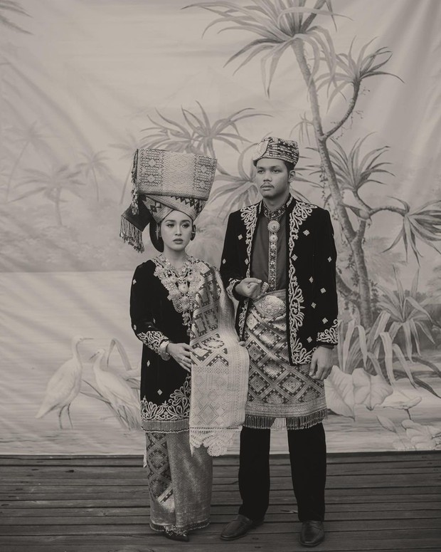 Foto Prewedding menggunakan busana Minangkabau / sumber : instagram.com/afifahyusuf