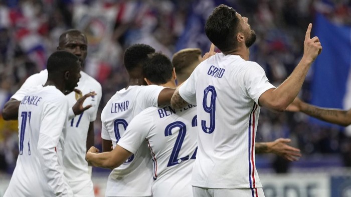 Frances Olivier Giroud, right, celebrates his goal against Bulgaria during the international friendly soccer match between France and Bulgaria at the Stade De France in Saint Denis, North of Paris, France, Tuesday, June 8, 2021. (AP Photo/Francois Mori)