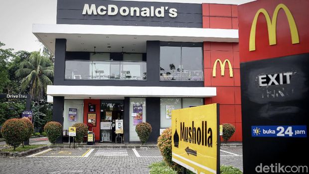Puluhan gerai McD di Jakarta disanksi imbas kerumunan pesanan BTS Meal McD kemarin. Total ada 32 gerai McD di Ibu Kota yang kena sanksi.