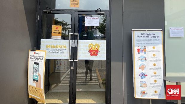 Gerai McDonald's di Jalan Kramat Raya, Jakarta Pusat masih ditutup imbas kerumunan massa pembelian promo BTS Meal yang terjadi pada Rabu (9/6) kemarin.