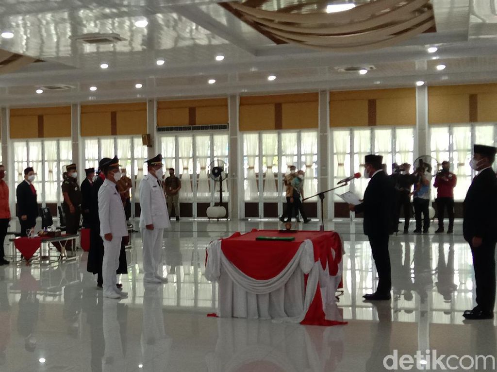 Lantik Bupati Nias, Gubsu Edy Soroti Masih Banyak Sekolah yang Tak Layak Lantik Bupati Nias, Gubsu Edy Soroti Masih Banyak Sekolah yang Tak Layak