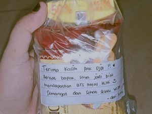 ARMY Beri Makanan untuk Driver Ojol Sebagai Tanda Terima Kasih Antrekan BTS Meal