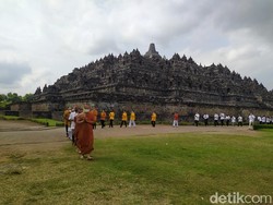 Umat Buddha Lakukan Uposatha di Candi Borobudur, Kapasitas Dibatasi