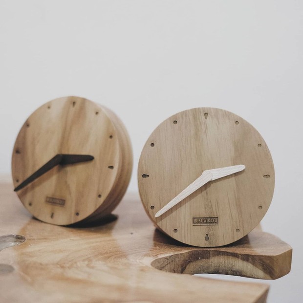 Jam Meja/ sumber: instagram.com/ikikuwikayu/ Adanya jam di meja kerja akan membantu fokus pada waktu dan durasi bekerja.