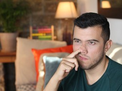 Jangan Sembarangan Makan Upil, Ini Bahaya Kesehatannya!