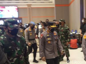 Tinjau Vaksinasi Massal di Bandung, Panglima TNI-Kapolri Ingatkan Prokes