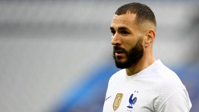Frances forward Karim Benzema looks on  during the friendly football match between France and Bulgaria at Stade De France in Saint-Denis, on the outskirts of Paris on June 8, 2021, ahead of the UEFA EURO 2020 European Championships. (Photo by FRANCK FIFE / AFP)
