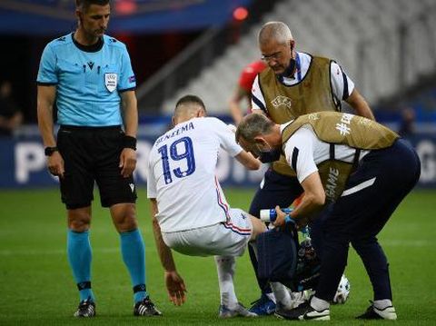 Medical staff members help France's forward Karim Benzema after an injury during the friendly football match France vs Bulgaria ahead of the Euro 2020 tournament, at Stade De France in Saint-Denis, on the outskirts of Paris on June 8, 2021. (Photo by FRANCK FIFE / AFP)