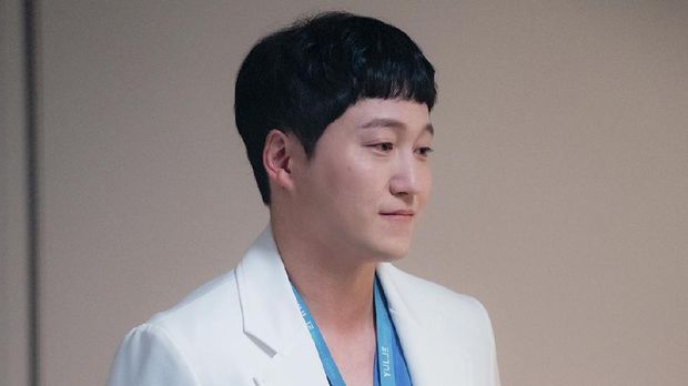 Kim Dae-myung di Hospital Playlist 2 Kim Dae-myung di Hospital Playlist 2Fotografer:Photo by tvN/Courtesy of NetflixTag:Kim Dae-myung , Hospital Playlist 2
