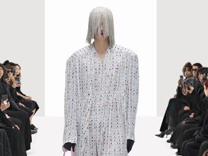 10 Koleksi Terbaru Balenciaga Spring 2022, Diperagakan Model Kloning