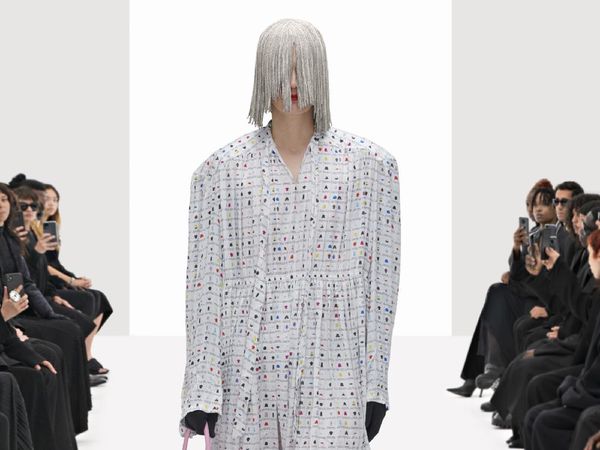 10 Koleksi Terbaru Balenciaga Spring 2022, Diperagakan Model Kloning