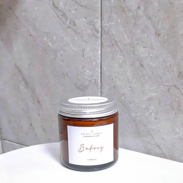 Letakkan lilin aromaterapi dan reed diffuser di meja kerja/ sumber: instagram.com/goldencandle.id/ Letakkan lilin aromaterapi dan reed diffuser di meja kerja agar membantu suasana hati lebih tenang dan rileks dengan wewangian ruangan.