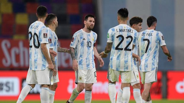 SANTIAGO DEL ESTERO, ARGENTINA - JUNE 03: Lionel Messi of Argentina and teammates leave the field after a match between Argentina and Chile as part of South American Qualifiers for Qatar 2022 at Estadio Unico Madre de Ciudades on June 03, 2021 in Santiago del Estero, Argentina. (Photo by Juan Mabromata - Pool/Getty Images)