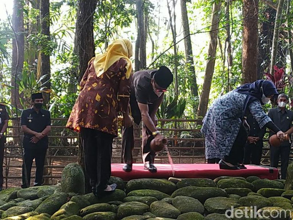 Melihat Tradisi Ziarah Para Pejabat Ciamis ke Makam Bupati Galuh Melihat Tradisi Ziarah Para Pejabat Ciamis ke Makam Bupati Galuh