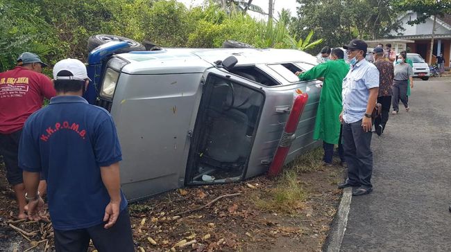 mobil puskesmas keliling (Pusling) yang membawa vaksin AstraZeneca terguling di tebing wilayah selatan Blitar