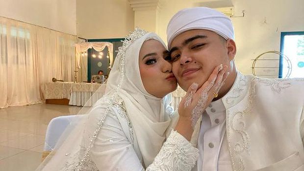 Putra bungsu Alm Ustaz Arifin Ilham, Ameer Azzikra telah resmi menikahi Nadzira Shafa. Yuk kita intip momen bahagia mereka!