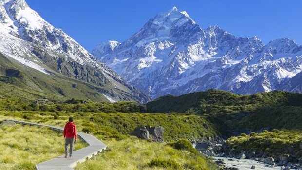 Indonesian Traveler is hiking in Mt. Cook Area, New Zealand