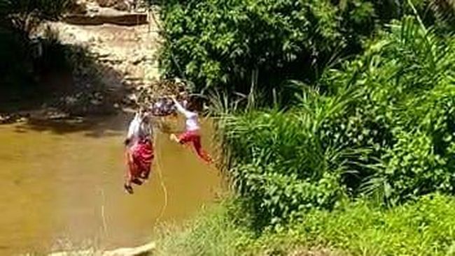 Miris Siswa SD Sekolah Pakai 'Keranjang Terbang', Pemda Diminta Turun Tangan Miris Siswa SD Sekolah Pakai 'Keranjang Terbang', Pemda Diminta Turun Tangan