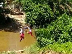Bocah SD Seberangi Sungai-Bergelantungan Pakai Keranjang Terbang