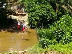 KPAI Prihatin Siswa SD Seberangi Sungai Pakai Keranjang Terbang demi Sekolah