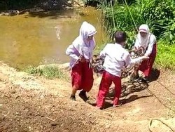 Menunggu Negara Hadir Usai Keranjang Terbang Siswa demi Tuntut Ilmu