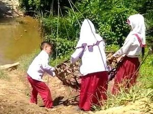 Tolong! Anak SD Harus Pakai Keranjang Terbang demi Seberangi Sungai