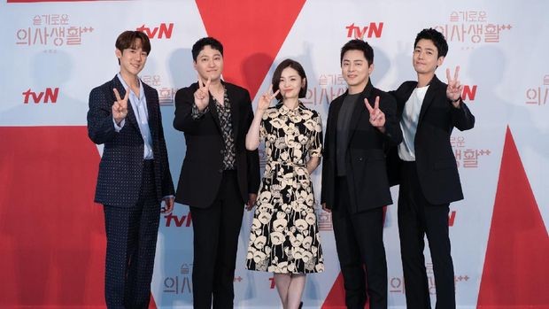 Para pemain Hospital Playlist 2, dari kiri ke kanan: Yoo Yeon-seok, Kim Dae-myung, Jeon Mi-do, Jo Jung-suk, dan Jung Kyung-ho.Fotografer:Photo by tvN/Courtesy of NetflixTag:Hospital Playlist 2, Yoo Yeon-seok, Kim Dae-myung, Jeon Mi-do, Jo Jung-suk, Jung Kyung-ho