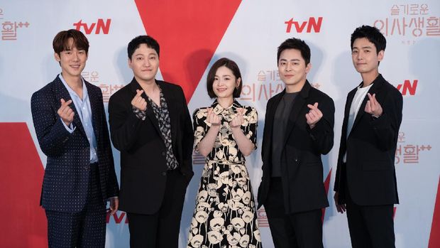 Para pemain Hospital Playlist 2 Para pemain Hospital Playlist 2, dari kiri ke kanan: Yoo Yeon-seok, Kim Dae-myung, Jeon Mi-do, Jo Jung-suk, dan Jung Kyung-ho. Fotografer: Photo by tvN/Courtesy of Netflix Tag: Hospital Playlist 2, Yoo Yeon-seok, Kim Dae-myung, Jeon Mi-do, Jo Jung-suk, Jung Kyung-ho